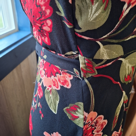 Forever 21 "Contemporary Floral Wrap" Dress, Size Medium CN165/92A - Picture 8 of 13